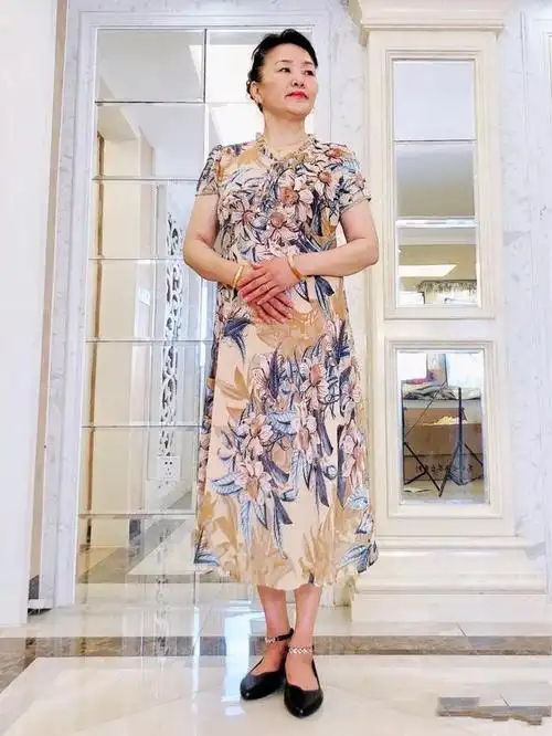 50岁左右的女人,应该常穿裙子,适当优雅会让自己看着年轻一些