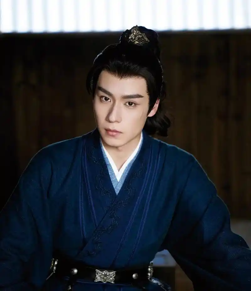 胡一天电视剧《惜花芷》的花絮图来啦,这剧他演的男主叫顾宴惜,手里还