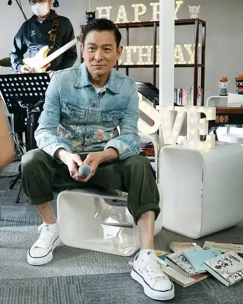 刘德华上身lv,off-white西装,穿三原康裕?华仔原来也是鞋狗.