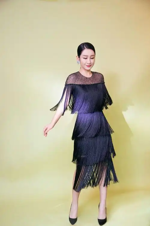 只见秦海璐脚上穿着的是一双黑色的尖头鞋,这么一双黑色的尖头高跟鞋