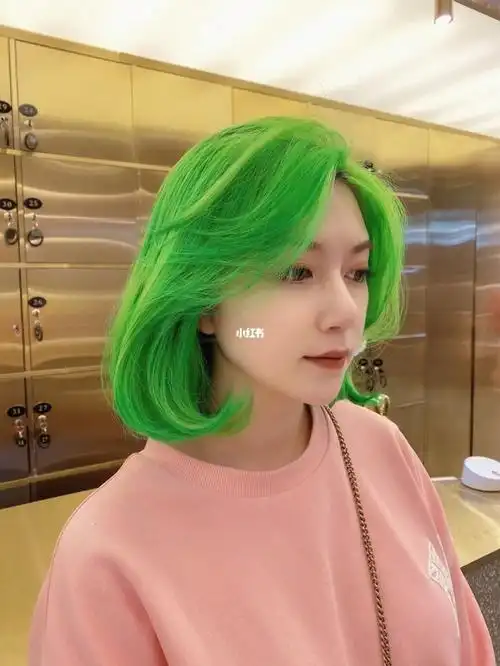 显白的发色  荧光绿发色是一款非常时髦独特的颜色,超级显白