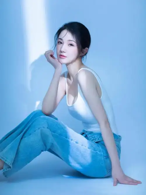 "新晋港风女星"桂晶晶有什么不一样?__财经头条