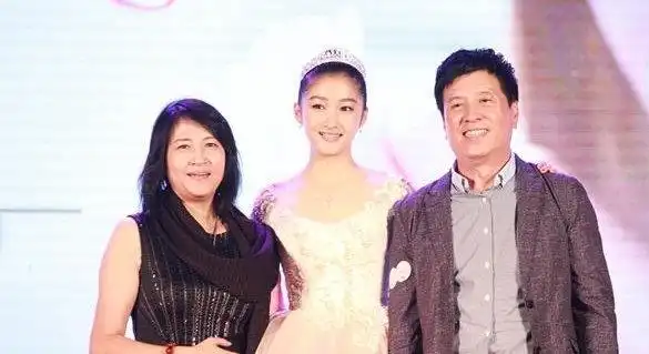 20岁关晓彤全家近照母亲高贵雍容老爸帅气有才母女俩一模样