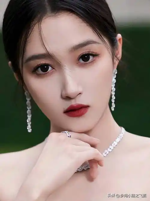 关晓彤品牌活动第一套look释出,一袭拖尾人鱼裙宛如纯白的美人鱼_红唇