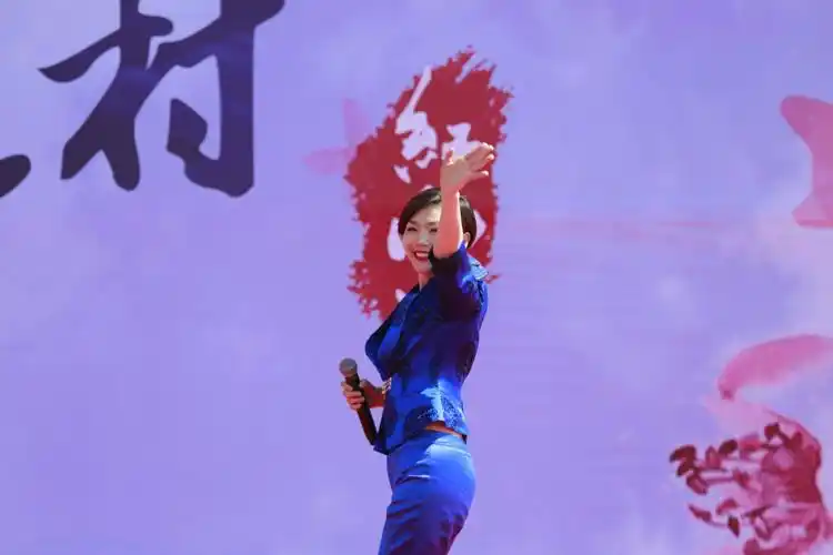 当红"蒙古包美女"歌星——苏勒亚其其格