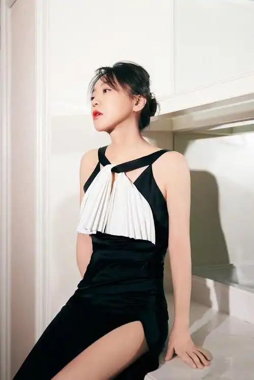 闫妮一袭黑色礼裙黑白拼接露肩设计尽显优雅气质