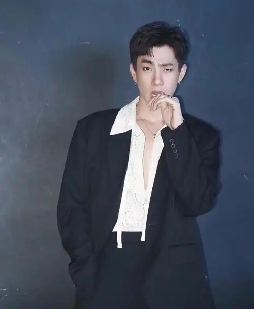 泰兰德最拽男明星off关钟鹏