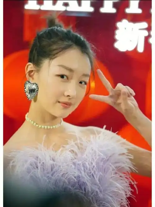 周冬雨素颜排队看电影,和普通人一样,没有一点明星架子