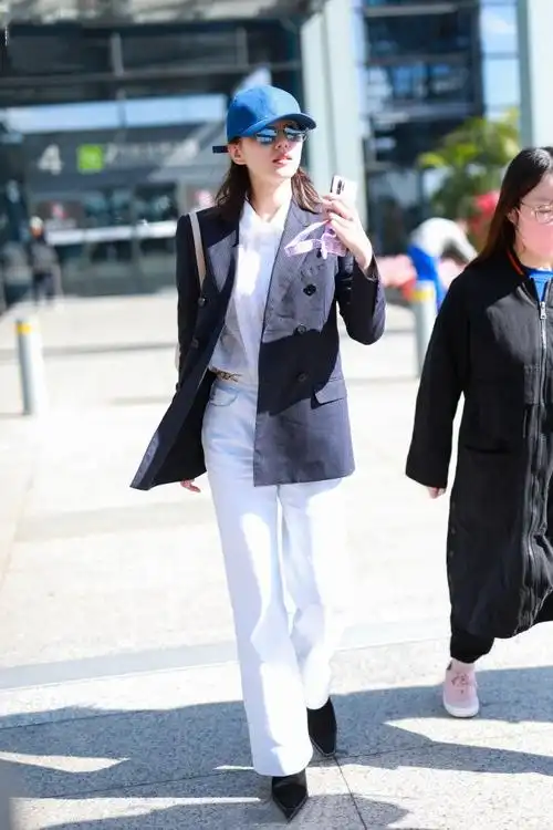 相比第一次产后机场秀的t恤半身裙,复出之后的刘诗诗大胆凹造型,经典