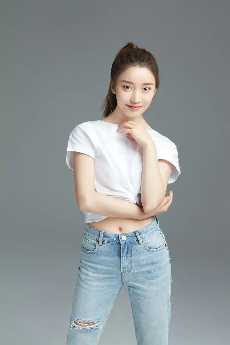 姜贞羽曝光一组最新写真,清新可爱元气十足,新剧热播穿搭受好评