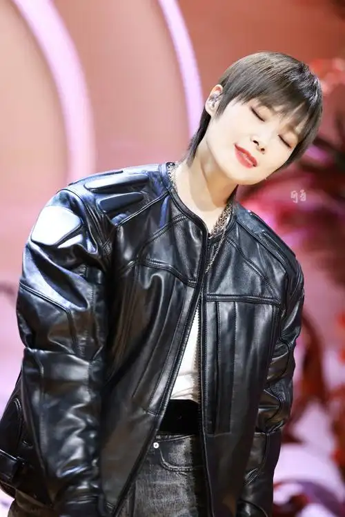 李宇春超话#李宇春 ysl新年##开往春天新春演唱会#尽情享受舞台吧