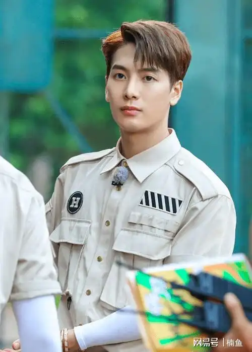 王嘉尔又帅出新高度!穿制服戴贝雷帽尽显男神范,伸手动作好心动