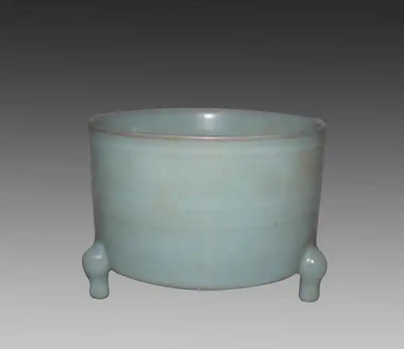 汝窑弦纹三足炉