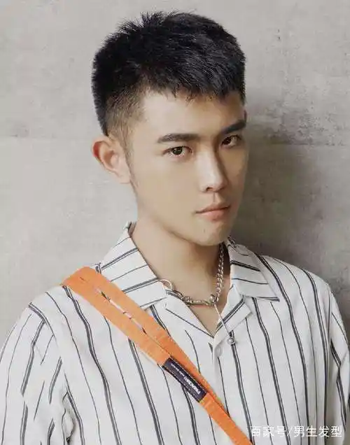 男生短发发型两边推掉图片(男士短发发型2边剪掉就是帅气)插图2