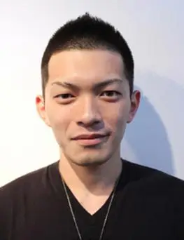 将发行推成小平头的造型,再用定型胶转出一根一根的效果,再带点碎发的