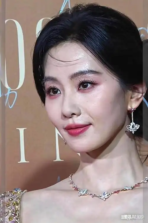 38岁的刘诗诗生图简直没法看了,又瘦又老,法令纹太深了,眼睛还是一如