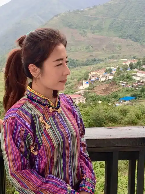 美丽的门巴族少女.服饰尤如不丹王国皇后衣着.