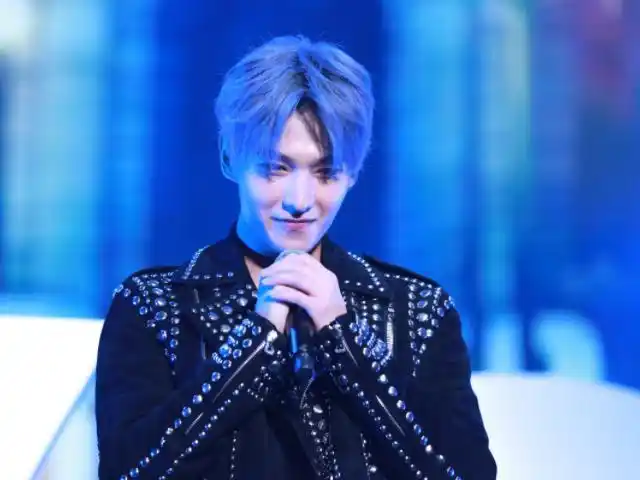 杨洋被扒17年生日会白衬衫出席,蓝发惊艳众人,妥妥的漫撕男啊!