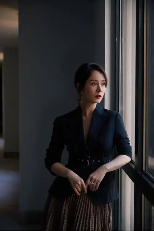 海清真会穿!低马尾发型搭配黑色西服和百褶裙,意外高级时髦-发簪网