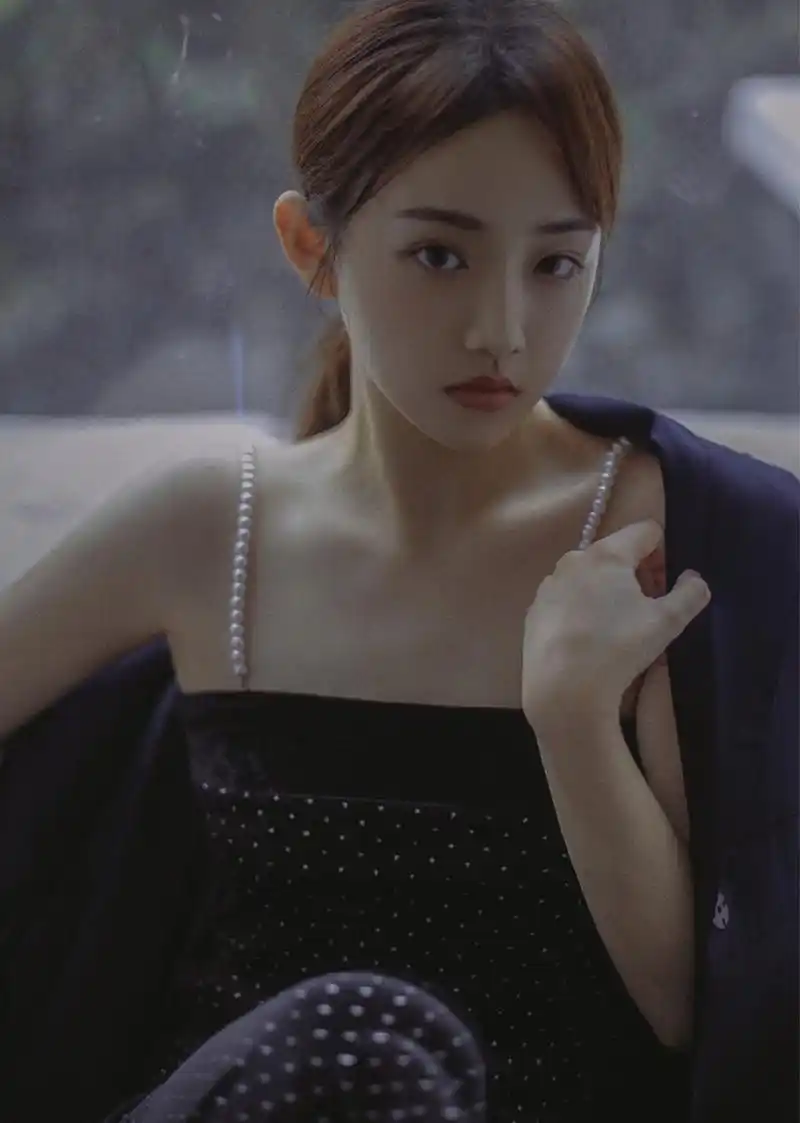 吴佳怡吊带裙性感写真图片23