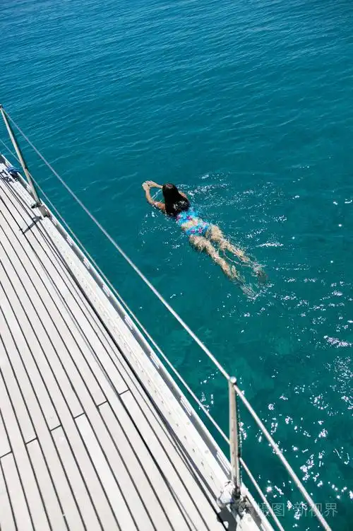 在船旁边游泳的女人