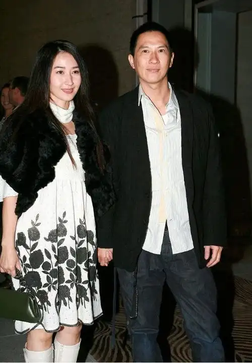 关咏荷和张家辉好恩爱啊手拉得太紧了一黑一白好登对