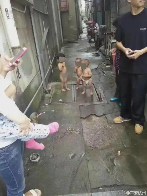 2岁姐姐带1岁龙凤胎弟妹"离家出走"(组图)