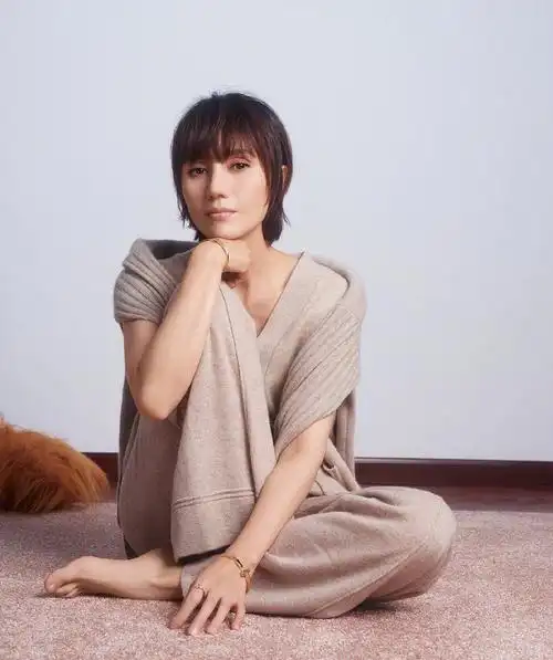 44岁袁泉拍时尚写真大片,国字脸高级大气,唇下美人痣很有辨识度