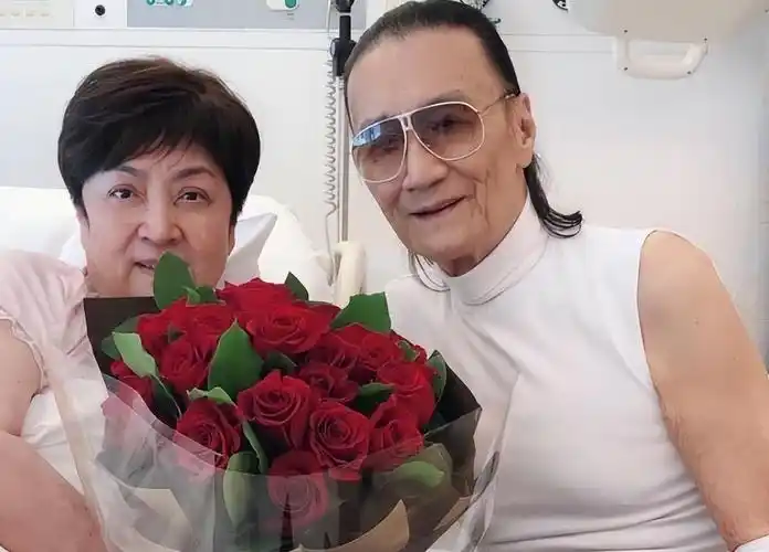 里离婚40多年后谢贤去医院探望前妻甄珍第二任妻子是狄波拉,婚后生下