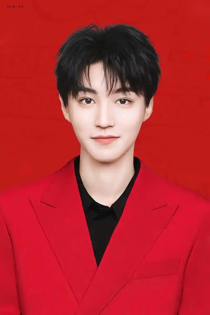 怎么会有人这么正啊!老公请结婚99#王俊凯 #红底合照 - 抖音