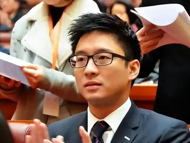 40岁霍启山追求25岁张雨霏,从章子怡到张雨霏,他究竟爱谁?