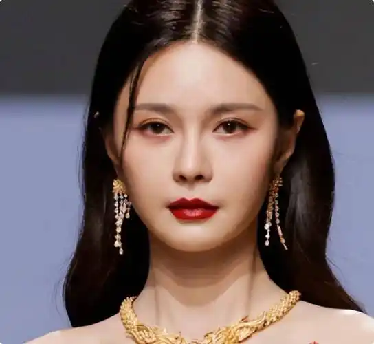 钟楚曦的腿,杨超越的唇,女星的性感,终于不藏了_时装周_沈梦辰_一身