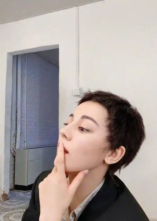 女星剃寸头后:迪丽热巴很男人,周冬雨很妩媚,郭采洁很美艳_短发_造型