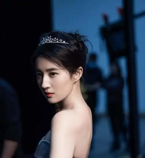 刘亦菲不经意间的回眸真的太美太仙了