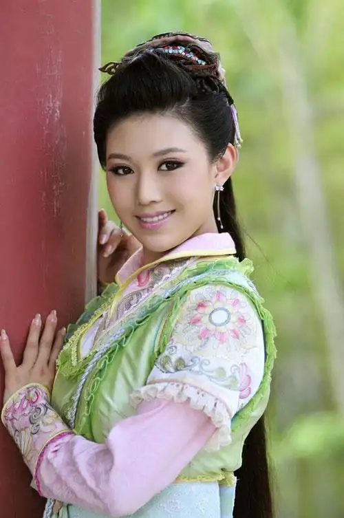 谁能给我发几张侯梦瑶的照片?谢了!