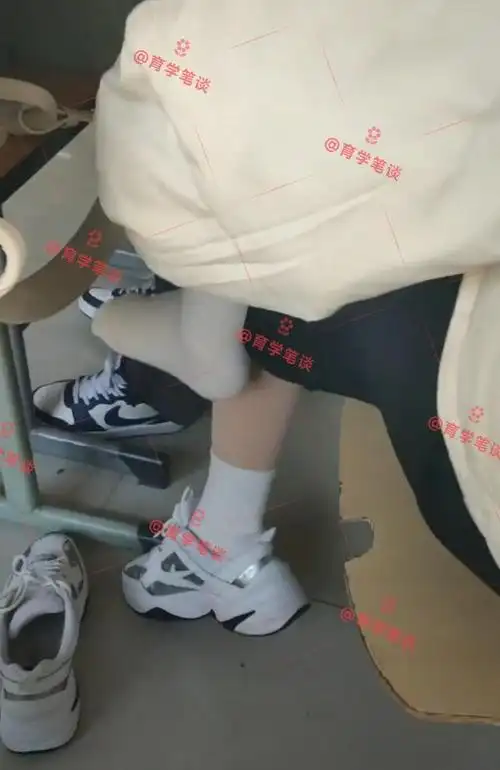 没想到该女生开始脱鞋穿袜子,动作娴熟而麻利,按理说这也是一件小事情