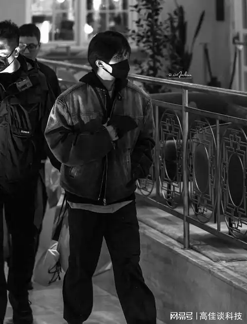 易烊千玺丹麦忙不停连轴转工作引粉丝心疼