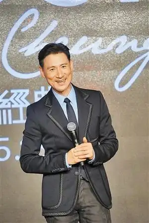 张学友还是张学友 就是头发有点白了