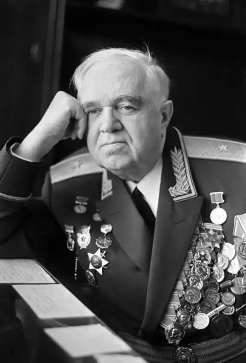 苏联人民演员,亚历山德罗夫红旗歌舞团艺术指导和首席指挥鲍里斯·亚