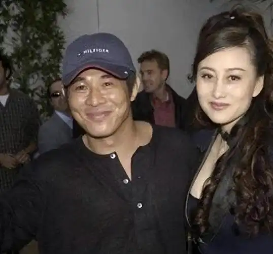 同样是李连杰基因,把黄秋燕女儿和利智女儿一对比,高下立见