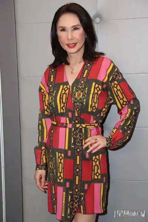 51岁朱茵近照太憔悴,眼袋耷拉颜值暴跌,靠傲人身材挽救女人味_夏雨_卢