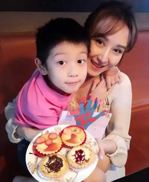 24岁杨紫撞脸38岁的她!儿子萌帅无敌,还被总裁老公宠,这才叫人生赢家!