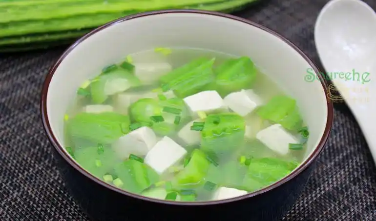 【丝瓜豆腐汤】食材:丝瓜,豆腐,高汤,盐,香葱,生姜.