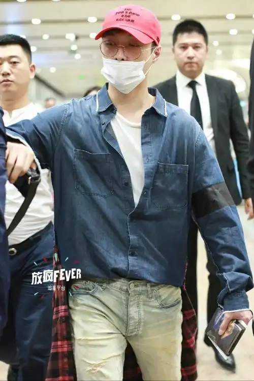 张艺兴真节俭一条破裤子穿了好几年,网友:要不要我帮你缝缝