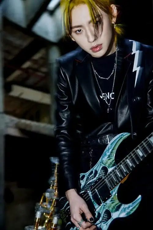 王琳凯工业废墟野性风大片张力十足首度尝试挑染马尾造型超帅气