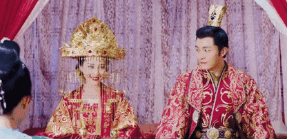 交杯酒时,欣喜中带着半分羞涩大气磅礴公主范 执子之手时的坚决婚礼前