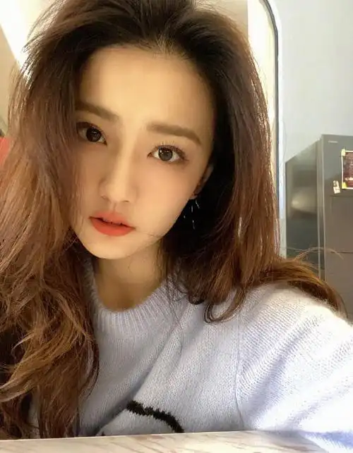 徐璐甜美气质自拍照图片14