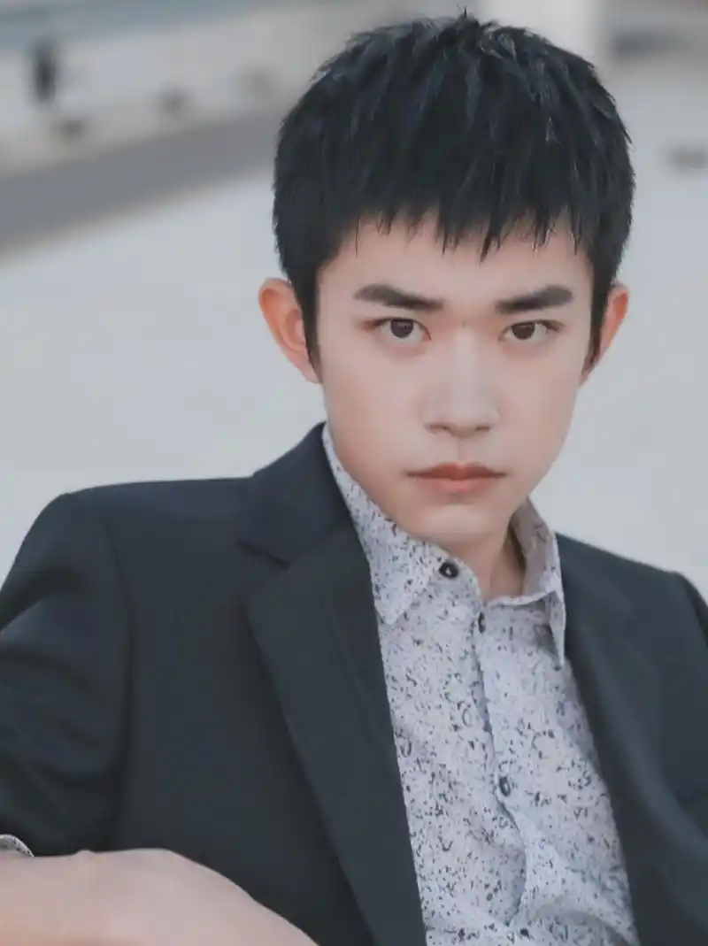 出席活动的易烊千玺又有了全新的造型,这次他的发型是狗啃刘海造型