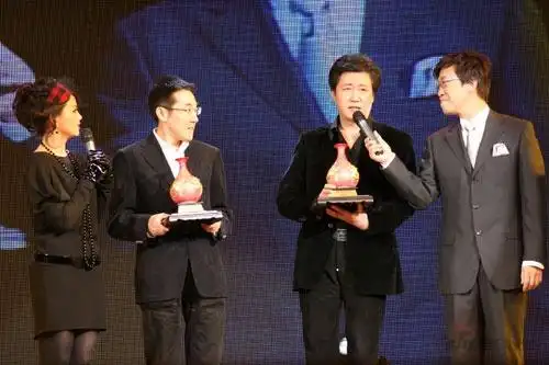 组图海岩与赵宝刚获电视剧风云人物奖