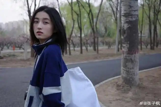 张子枫素颜逛公园